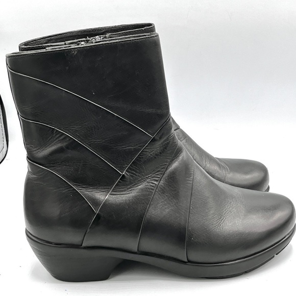 UC Ultimate Comfort 24/7 Black Leather Ankle Boots Women’s Size US 7 Side Zip - Picture 2 of 11
